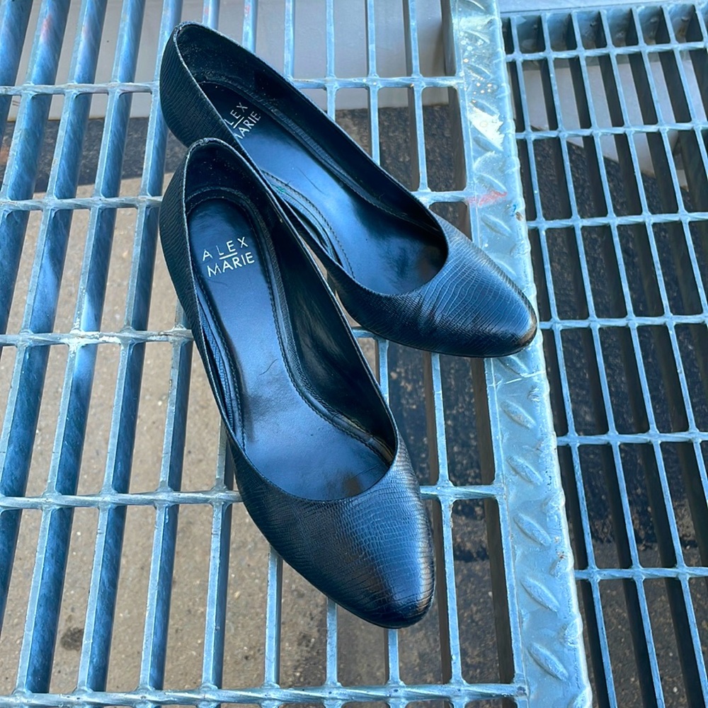 Black pumps (Alex Marie professional style)